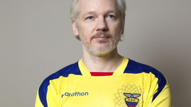 Assange se pone la camiseta de Ecuador Assange se pone la camiseta de Ecuador