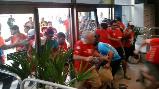 Hinchas chilenos deportados de Brasil: Queríamos entrar y la situación salió de control Hinchas chilenos deportados de Brasil: Queríamos entrar y la situación salió de control