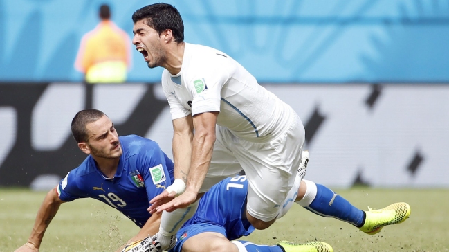 Luis Suárez: Sólo choqué con el hombro de Chiellini Luis Suárez: Sólo choqué con el hombro de Chiellini