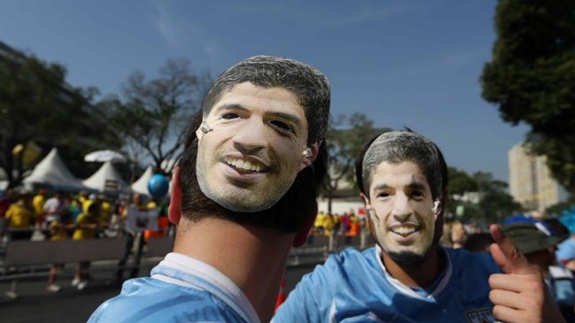 Hinchas uruguayos son obligados a salir del Maracaná por usar máscaras de Luis Suárez Hinchas uruguayos son obligados a salir del Maracaná por usar máscaras de Luis Suárez
