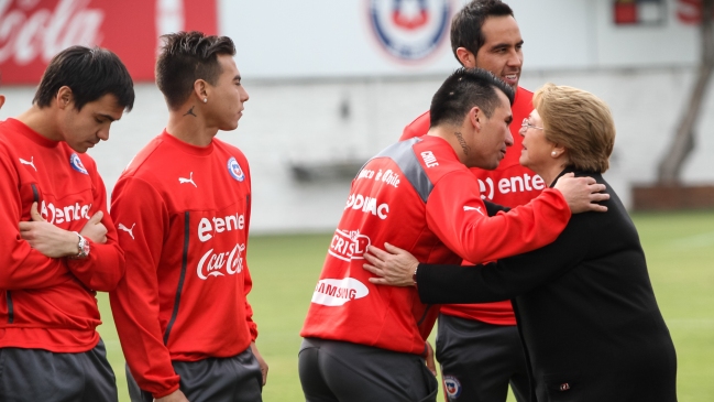 Presidenta Bachelet aplazó gira a EE.UU. para recibir a la selección chilena en La Moneda Presidenta Bachelet aplazó gira a EE.UU. para recibir a la selección chilena en La Moneda