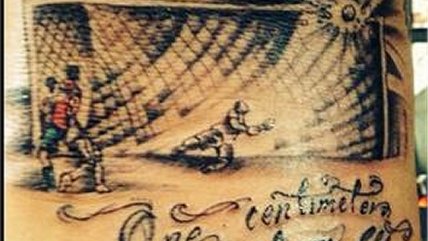 Mira el peculiar nuevo tatuaje de Mauricio Pinilla que recuerda el Chile-Brasil