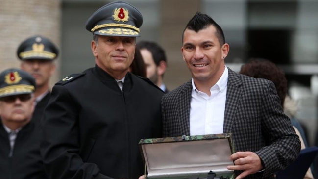 Gary Medel: Orgulloso de recibir este premio que representa a todo el pueblo chileno Gary Medel: Orgulloso de recibir este premio que representa a todo el pueblo chileno