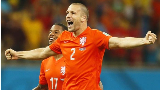 Dolencia de holandés Ron Vlaar mantiene en suspenso su participación ante Argentina Dolencia de holandés Ron Vlaar mantiene en suspenso su participación ante Argentina