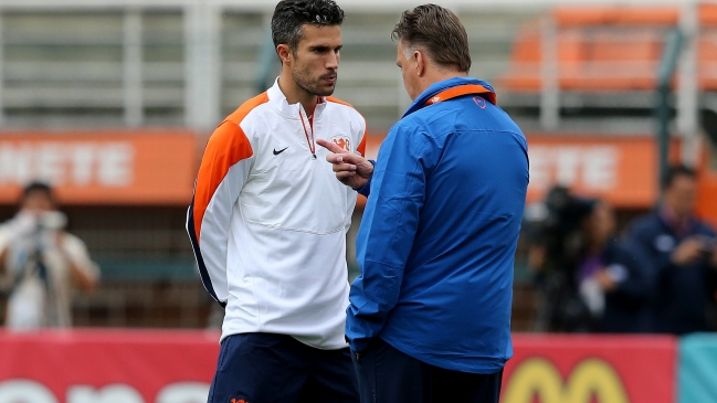 Van Gaal conversó con Van Persie en última práctica de Holanda Van Gaal conversó con Van Persie en última práctica de Holanda