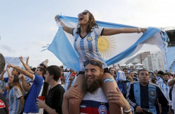 El público femenino se hizo presente en el Estadio Arena de Sao Paulo donde Argentina clasificó a la final del Mundial de Brasil 2014 luego de derrotar en penales a Holanda. El público femenino se hizo presente en el Estadio Arena de Sao Paulo donde Argentina clasificó a la final del Mundial de Brasil 2014 luego de derrotar en penales a Holanda.