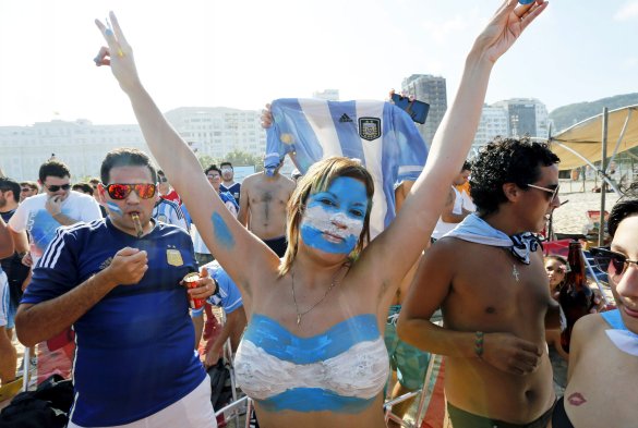 El público femenino se hizo presente en el Estadio Arena de Sao Paulo donde Argentina clasificó a la final del Mundial de Brasil 2014 luego de derrotar en penales a Holanda. El público femenino se hizo presente en el Estadio Arena de Sao Paulo donde Argentina clasificó a la final del Mundial de Brasil 2014 luego de derrotar en penales a Holanda.