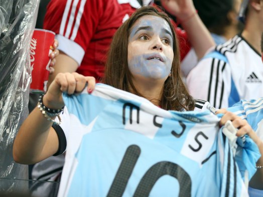 El público femenino se hizo presente en el Estadio Arena de Sao Paulo donde Argentina clasificó a la final del Mundial de Brasil 2014 luego de derrotar en penales a Holanda. El público femenino se hizo presente en el Estadio Arena de Sao Paulo donde Argentina clasificó a la final del Mundial de Brasil 2014 luego de derrotar en penales a Holanda.