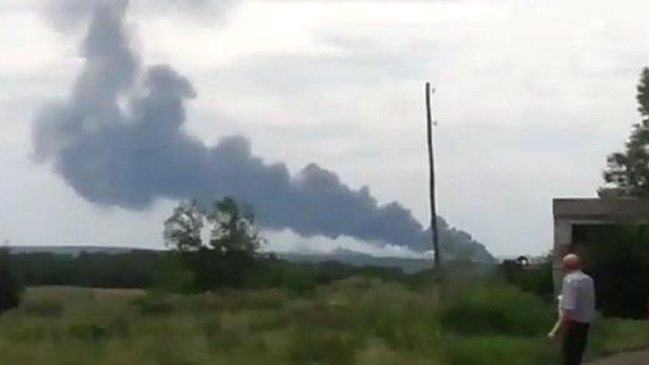 Avión se estrelló con casi 300 personas a bordo en Ucrania