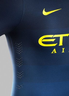 Manchester City de Inglaterra, club que dirige el técnico chileno Manuel Pellegrini, presentó a través de su página de Facebook el uniforme alternativo que lucirá durante la temporada 2014-2015. Manchester City de Inglaterra, club que dirige el técnico chileno Manuel Pellegrini, presentó a través de su página de Facebook el uniforme alternativo que lucirá durante la temporada 2014-2015.