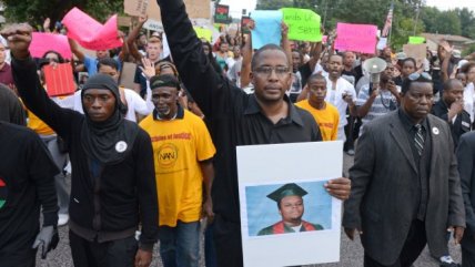   Nueva jornada de violencia en EE.UU. tras crimen de joven negro 