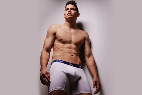 El astro de la selección colombiana y del Real Madrid James Rodríguez exhibió una escultural figura al lanzar la colección de ropa interior J10 para la marca Bronzini. El astro de la selección colombiana y del Real Madrid James Rodríguez exhibió una escultural figura al lanzar la colección de ropa interior J10 para la marca Bronzini.