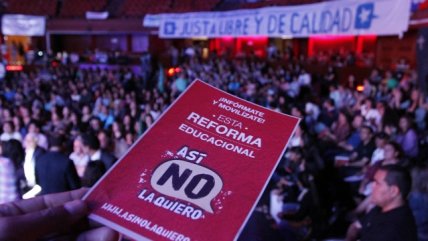 Confepa emplazó a Bachelet en acto contra reforma educacional en el Caupolicán