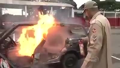   Policía hizo el ridículo al tratar de mostrar funcionamiento de extintor 