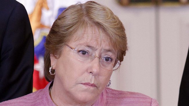 Aprobación a Michelle Bachelet cae ocho puntos y queda en 31 por ciento