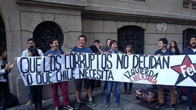 En medio de protestas Ena von Baer declara como imputada en caso Penta