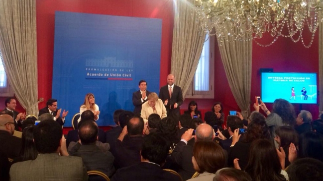 Gobierno promulgó la ley de Acuerdo de Unión Civil Gobierno promulgó la ley de Acuerdo de Unión Civil