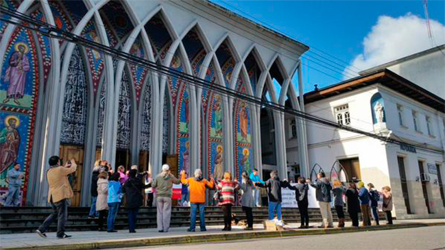 Nueva manifestación contra obispo de Osorno opacó ceremonia de confirmación Nueva manifestación contra obispo de Osorno opacó ceremonia de confirmación