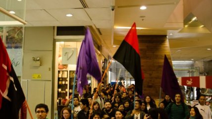 Estudiantes marcharon al interior de mall en Concepción