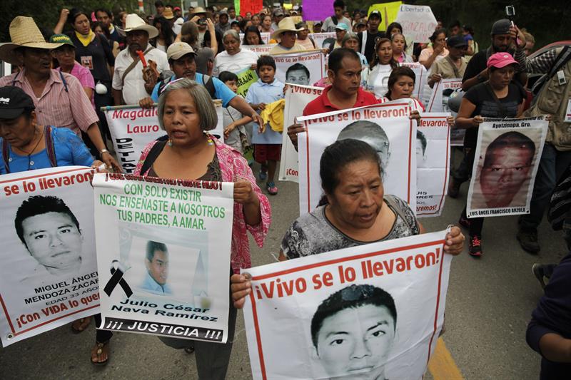 México: Padres de desaparecidos destruyen urnas electorales