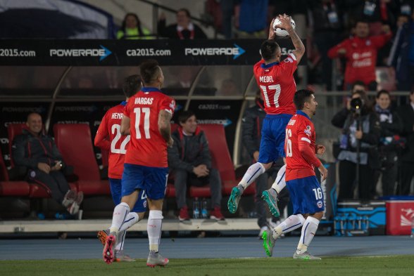 La selección chilena tuvo una sólida actuación, imponiéndose por 5-0 sobre Bolivia, resultado que le sirvió para ganar el Grupo A de la Copa América de Chile 2015. La selección chilena tuvo una sólida actuación, imponiéndose por 5-0 sobre Bolivia, resultado que le sirvió para ganar el Grupo A de la Copa América de Chile 2015.