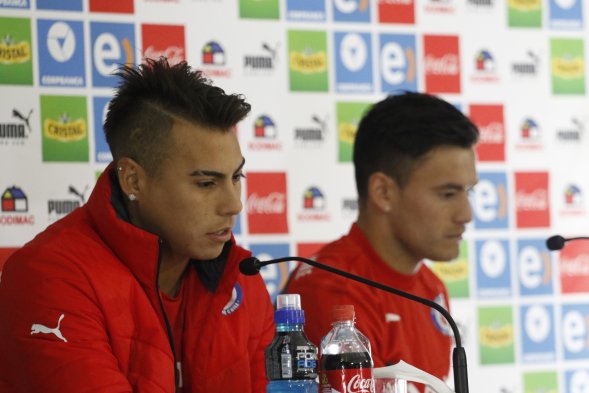 Charles Aránguiz y Eduardo Vargas fueron el centro de atención de la rueda de prensa de Chile este domingo. Los seleccionados conversaron y adelantaron lo que será el duelo con Uruguay por cuartos de final. Charles Aránguiz y Eduardo Vargas fueron el centro de atención de la rueda de prensa de Chile este domingo. Los seleccionados conversaron y adelantaron lo que será el duelo con Uruguay por cuartos de final.