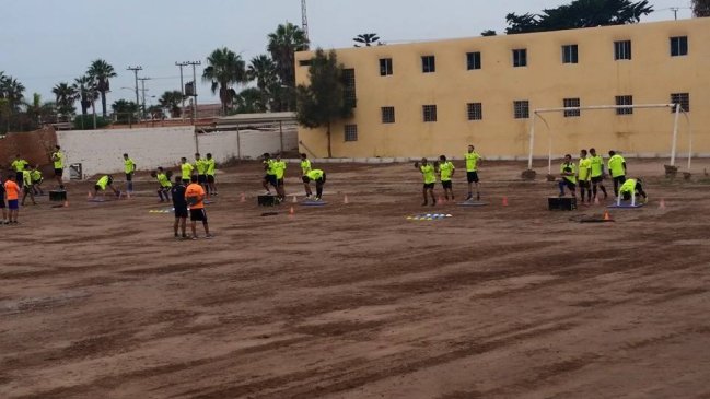 San Marcos debió entrenar en una cancha de tierra por problemas con la municipalidad de Arica