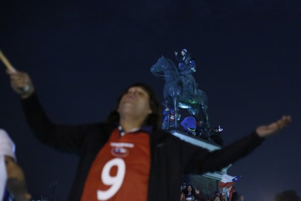 Cientos de hinchas llegaron hasta Plaza Italia este lunes para celebrar el paso de la Selección Chilena a la final de la Copa América, tras el triunfo ante Perú en semifinales del torneo. Cientos de hinchas llegaron hasta Plaza Italia este lunes para celebrar el paso de la Selección Chilena a la final de la Copa América, tras el triunfo ante Perú en semifinales del torneo.