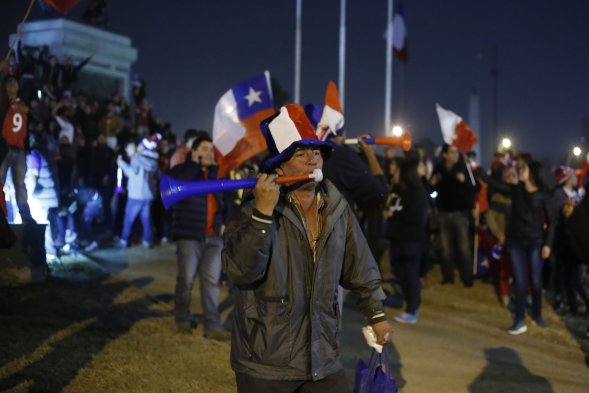Cientos de hinchas llegaron hasta Plaza Italia este lunes para celebrar el paso de la Selección Chilena a la final de la Copa América, tras el triunfo ante Perú en semifinales del torneo. Cientos de hinchas llegaron hasta Plaza Italia este lunes para celebrar el paso de la Selección Chilena a la final de la Copa América, tras el triunfo ante Perú en semifinales del torneo.