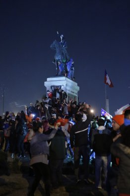 Cientos de hinchas llegaron hasta Plaza Italia este lunes para celebrar el paso de la Selección Chilena a la final de la Copa América, tras el triunfo ante Perú en semifinales del torneo. Cientos de hinchas llegaron hasta Plaza Italia este lunes para celebrar el paso de la Selección Chilena a la final de la Copa América, tras el triunfo ante Perú en semifinales del torneo.