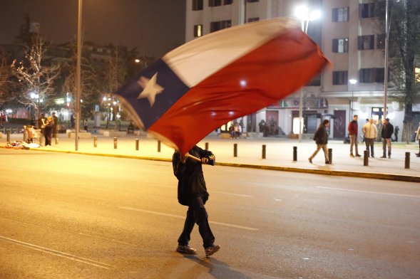 Cientos de hinchas llegaron hasta Plaza Italia este lunes para celebrar el paso de la Selección Chilena a la final de la Copa América, tras el triunfo ante Perú en semifinales del torneo. Cientos de hinchas llegaron hasta Plaza Italia este lunes para celebrar el paso de la Selección Chilena a la final de la Copa América, tras el triunfo ante Perú en semifinales del torneo.