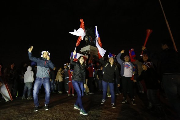 Cientos de hinchas llegaron hasta Plaza Italia este lunes para celebrar el paso de la Selección Chilena a la final de la Copa América, tras el triunfo ante Perú en semifinales del torneo. Cientos de hinchas llegaron hasta Plaza Italia este lunes para celebrar el paso de la Selección Chilena a la final de la Copa América, tras el triunfo ante Perú en semifinales del torneo.