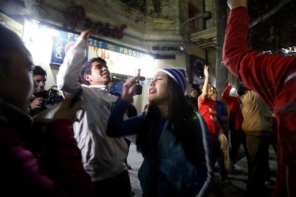 Cientos de hinchas llegaron hasta Plaza Italia este lunes para celebrar el paso de la Selección Chilena a la final de la Copa América, tras el triunfo ante Perú en semifinales del torneo. Cientos de hinchas llegaron hasta Plaza Italia este lunes para celebrar el paso de la Selección Chilena a la final de la Copa América, tras el triunfo ante Perú en semifinales del torneo.