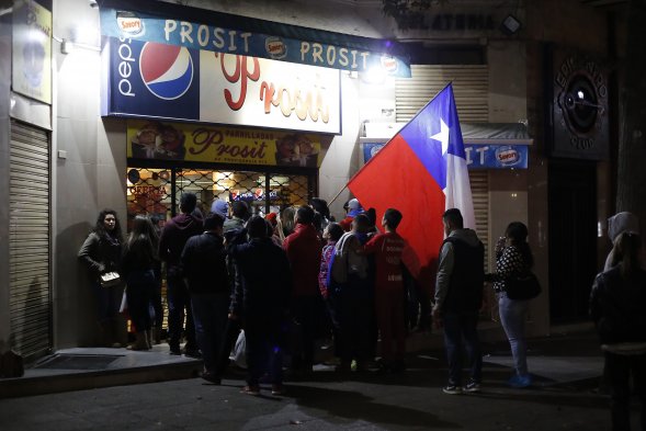Cientos de hinchas llegaron hasta Plaza Italia este lunes para celebrar el paso de la Selección Chilena a la final de la Copa América, tras el triunfo ante Perú en semifinales del torneo. Cientos de hinchas llegaron hasta Plaza Italia este lunes para celebrar el paso de la Selección Chilena a la final de la Copa América, tras el triunfo ante Perú en semifinales del torneo.