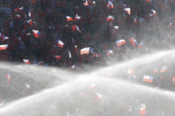 Así luce el Estadio Nacional, en la previa de la final de Copa América que animarán Chile y Argentina. La hinchada chilena se hizo presente, a pesar que hay varios argentinos alentando a la albiceleste. Así luce el Estadio Nacional, en la previa de la final de Copa América que animarán Chile y Argentina. La hinchada chilena se hizo presente, a pesar que hay varios argentinos alentando a la albiceleste.