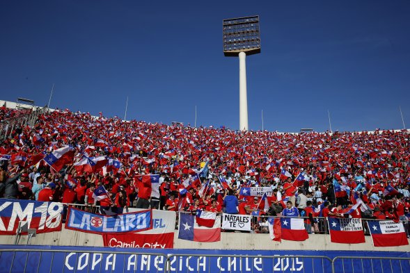 Así luce el Estadio Nacional, en la previa de la final de Copa América que animarán Chile y Argentina. La hinchada chilena se hizo presente, a pesar que hay varios argentinos alentando a la albiceleste. Así luce el Estadio Nacional, en la previa de la final de Copa América que animarán Chile y Argentina. La hinchada chilena se hizo presente, a pesar que hay varios argentinos alentando a la albiceleste.