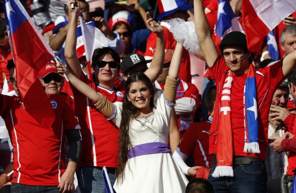 Así luce el Estadio Nacional, en la previa de la final de Copa América que animarán Chile y Argentina. La hinchada chilena se hizo presente, a pesar que hay varios argentinos alentando a la albiceleste. Así luce el Estadio Nacional, en la previa de la final de Copa América que animarán Chile y Argentina. La hinchada chilena se hizo presente, a pesar que hay varios argentinos alentando a la albiceleste.