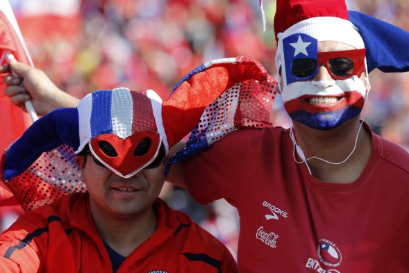 Así luce el Estadio Nacional, en la previa de la final de Copa América que animarán Chile y Argentina. La hinchada chilena se hizo presente, a pesar que hay varios argentinos alentando a la albiceleste. Así luce el Estadio Nacional, en la previa de la final de Copa América que animarán Chile y Argentina. La hinchada chilena se hizo presente, a pesar que hay varios argentinos alentando a la albiceleste.