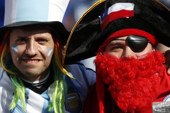 Así luce el Estadio Nacional, en la previa de la final de Copa América que animarán Chile y Argentina. La hinchada chilena se hizo presente, a pesar que hay varios argentinos alentando a la albiceleste. Así luce el Estadio Nacional, en la previa de la final de Copa América que animarán Chile y Argentina. La hinchada chilena se hizo presente, a pesar que hay varios argentinos alentando a la albiceleste.