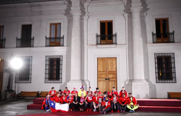 El plantel de la selección chilena llegó hasta el Palacio de La Moneda para festejar junto a la Presidenta, Michelle Bachelet, y miles de hinchas, la obtención de la Copa América 2015. El plantel de la selección chilena llegó hasta el Palacio de La Moneda para festejar junto a la Presidenta, Michelle Bachelet, y miles de hinchas, la obtención de la Copa América 2015.