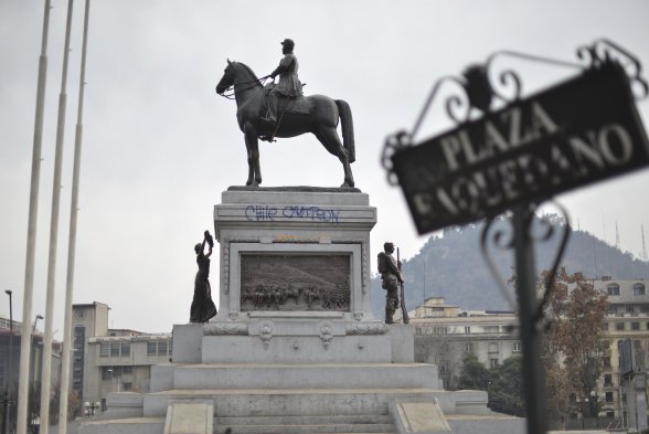 Desde la madrugada, los trabajadores municipales comenzaron a retirar la basura que dejaron los festejos en Plaza Italia luego de que Chile se coronara campeón de la Copa América por primera vez en su historia. A través de Twitter, la Municipalidad de Santiago reconoció la labor del personal. Desde la madrugada, los trabajadores municipales comenzaron a retirar la basura que dejaron los festejos en Plaza Italia luego de que Chile se coronara campeón de la Copa América por primera vez en su historia. A través de Twitter, la Municipalidad de Santiago reconoció la labor del personal.