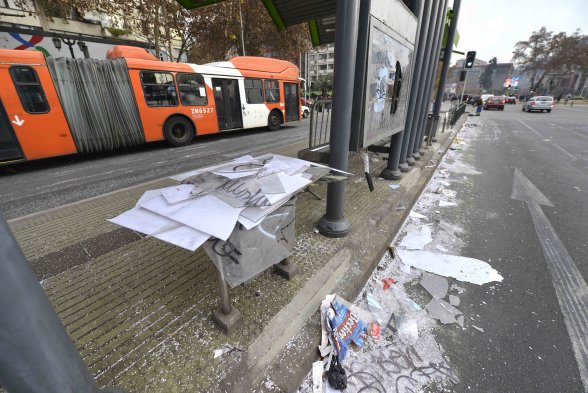 Desde la madrugada, los trabajadores municipales comenzaron a retirar la basura que dejaron los festejos en Plaza Italia luego de que Chile se coronara campeón de la Copa América por primera vez en su historia. A través de Twitter, la Municipalidad de Santiago reconoció la labor del personal. Desde la madrugada, los trabajadores municipales comenzaron a retirar la basura que dejaron los festejos en Plaza Italia luego de que Chile se coronara campeón de la Copa América por primera vez en su historia. A través de Twitter, la Municipalidad de Santiago reconoció la labor del personal.