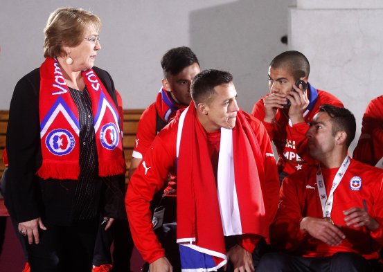 El plantel de la selección chilena llegó hasta el Palacio de La Moneda para festejar junto a la Presidenta, Michelle Bachelet, y miles de hinchas, la obtención de la Copa América 2015. El plantel de la selección chilena llegó hasta el Palacio de La Moneda para festejar junto a la Presidenta, Michelle Bachelet, y miles de hinchas, la obtención de la Copa América 2015.