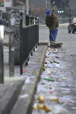Desde la madrugada, los trabajadores municipales comenzaron a retirar la basura que dejaron los festejos en Plaza Italia luego de que Chile se coronara campeón de la Copa América por primera vez en su historia. A través de Twitter, la Municipalidad de Santiago reconoció la labor del personal. Desde la madrugada, los trabajadores municipales comenzaron a retirar la basura que dejaron los festejos en Plaza Italia luego de que Chile se coronara campeón de la Copa América por primera vez en su historia. A través de Twitter, la Municipalidad de Santiago reconoció la labor del personal.