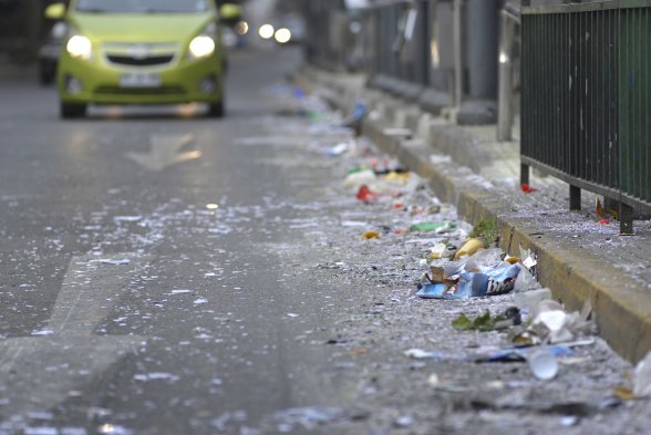 Desde la madrugada, los trabajadores municipales comenzaron a retirar la basura que dejaron los festejos en Plaza Italia luego de que Chile se coronara campeón de la Copa América por primera vez en su historia. A través de Twitter, la Municipalidad de Santiago reconoció la labor del personal. Desde la madrugada, los trabajadores municipales comenzaron a retirar la basura que dejaron los festejos en Plaza Italia luego de que Chile se coronara campeón de la Copa América por primera vez en su historia. A través de Twitter, la Municipalidad de Santiago reconoció la labor del personal.