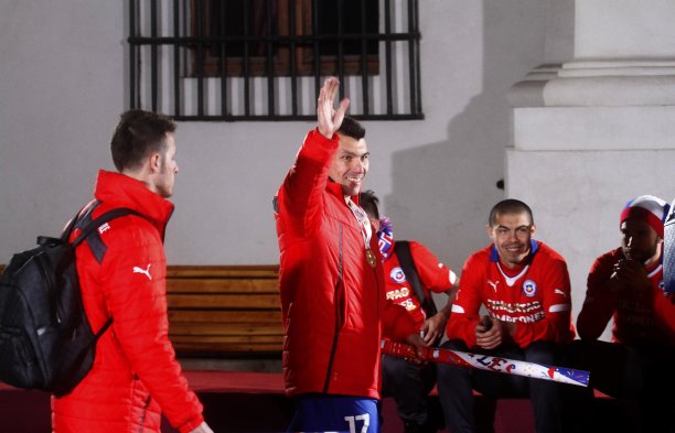 El plantel de la selección chilena llegó hasta el Palacio de La Moneda para festejar junto a la Presidenta, Michelle Bachelet, y miles de hinchas, la obtención de la Copa América 2015. El plantel de la selección chilena llegó hasta el Palacio de La Moneda para festejar junto a la Presidenta, Michelle Bachelet, y miles de hinchas, la obtención de la Copa América 2015.