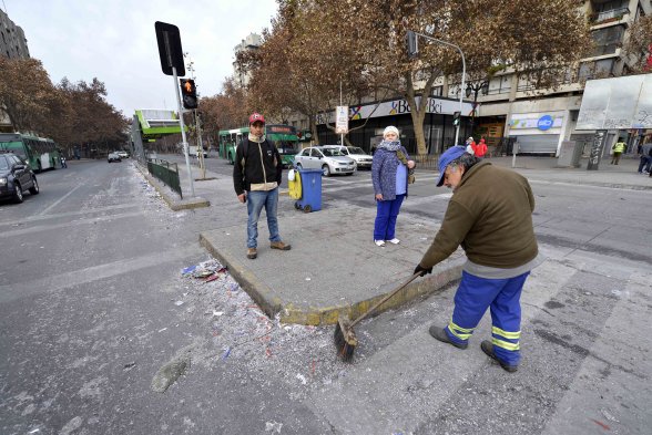 Desde la madrugada, los trabajadores municipales comenzaron a retirar la basura que dejaron los festejos en Plaza Italia luego de que Chile se coronara campeón de la Copa América por primera vez en su historia. A través de Twitter, la Municipalidad de Santiago reconoció la labor del personal. Desde la madrugada, los trabajadores municipales comenzaron a retirar la basura que dejaron los festejos en Plaza Italia luego de que Chile se coronara campeón de la Copa América por primera vez en su historia. A través de Twitter, la Municipalidad de Santiago reconoció la labor del personal.