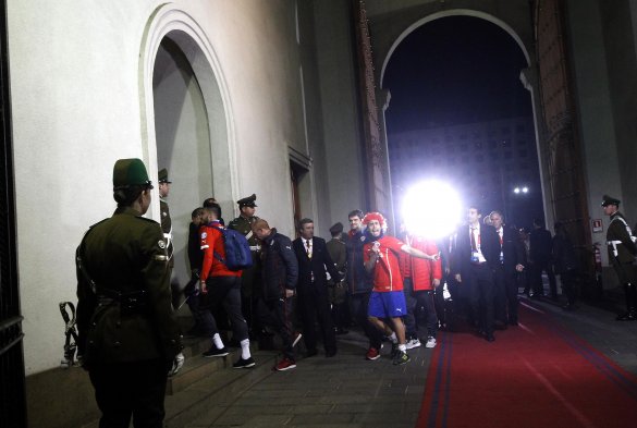 El plantel de la selección chilena llegó hasta el Palacio de La Moneda para festejar junto a la Presidenta, Michelle Bachelet, y miles de hinchas, la obtención de la Copa América 2015. El plantel de la selección chilena llegó hasta el Palacio de La Moneda para festejar junto a la Presidenta, Michelle Bachelet, y miles de hinchas, la obtención de la Copa América 2015.