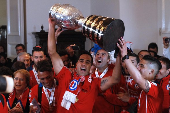 El plantel de la selección chilena llegó hasta el Palacio de La Moneda para festejar junto a la Presidenta, Michelle Bachelet, y miles de hinchas, la obtención de la Copa América 2015. El plantel de la selección chilena llegó hasta el Palacio de La Moneda para festejar junto a la Presidenta, Michelle Bachelet, y miles de hinchas, la obtención de la Copa América 2015.