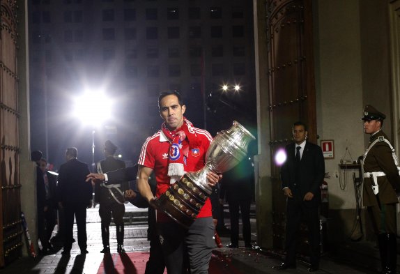 El plantel de la selección chilena llegó hasta el Palacio de La Moneda para festejar junto a la Presidenta, Michelle Bachelet, y miles de hinchas, la obtención de la Copa América 2015. El plantel de la selección chilena llegó hasta el Palacio de La Moneda para festejar junto a la Presidenta, Michelle Bachelet, y miles de hinchas, la obtención de la Copa América 2015.